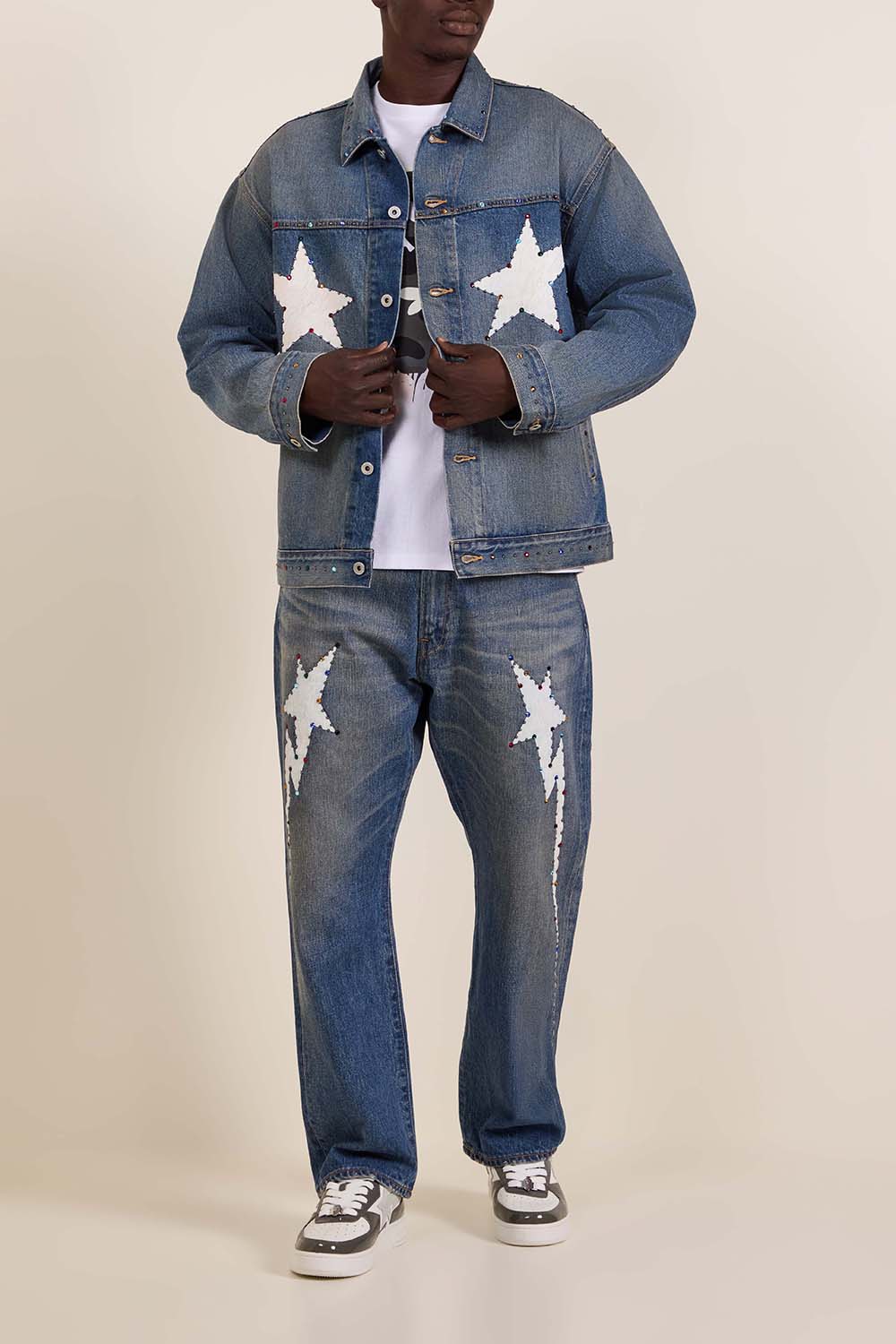 מכנסי ג'ינס בגזרה ישרה בשיבוץ אבנים